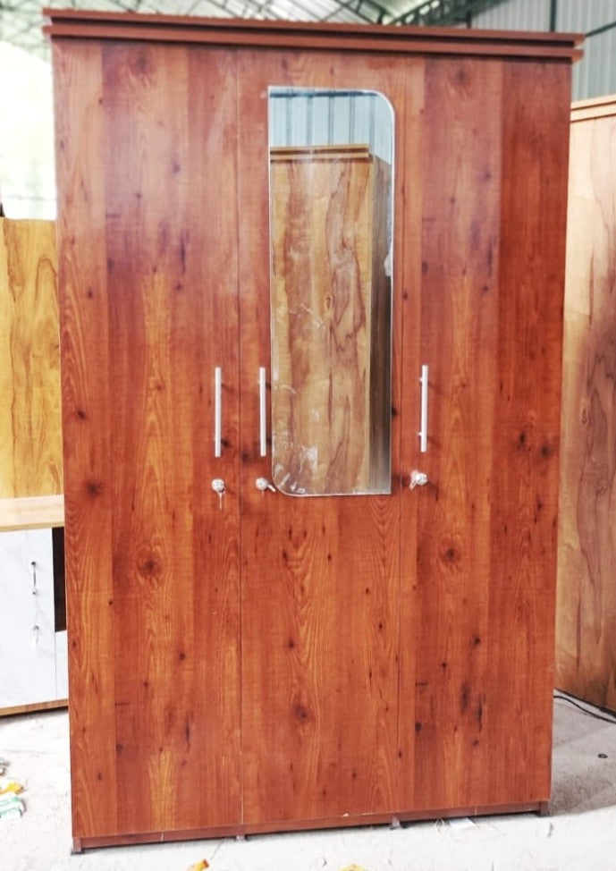 3 DOOR WOODEN CUPBOARD
